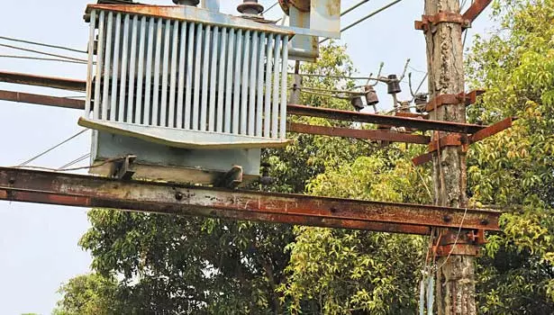 சேதமடைந்த டிரான்ஸ்பார்மர் மின்கம்பத்தை சீரமைக்க பொதுமக்கள் கோரிக்கை சேதமடைந்த டிரான்ஸ்பார்மர் மின்கம்பத்தை சீரமைக்க பொதுமக்கள் கோரிக்கை