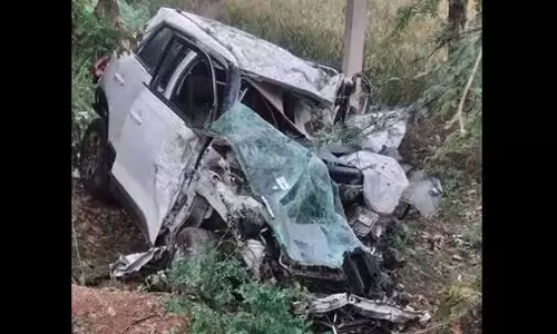 அதிவேக பயணத்தால் விபரீதம்- மரத்தில் கார் மோதி 6 இளைஞர்கள் பலி