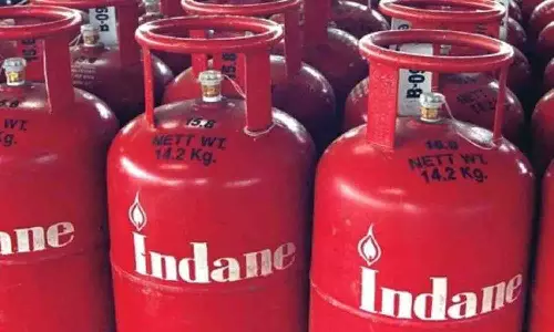 சமையல் எரிவாயு சிலிண்டருக்கு கூடுதல் தொகை - நுகர்வோர் அமைப்பு  புகார்