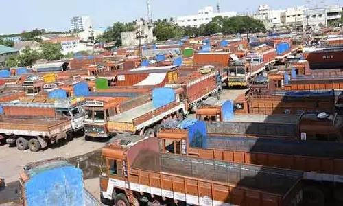 சுங்கச்சாவடி கட்டணம் உயர்வு அமலுக்கு வந்தது- தமிழகம் முழுவதும் லாரி உரிமையாளர்கள் போராட்டம்