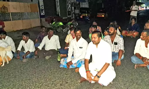 வையாபுரி மணிகண்டன் தலைமையில் நள்ளிரவில் பொதுமக்கள் மறியல்