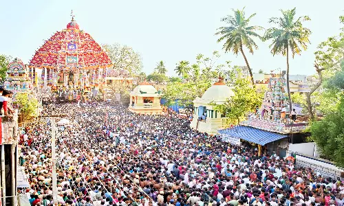 திருவாரூர் தியாகராஜர் கோவிலில் ஆழித்தேரோட்டம்: லட்சக்கணக்கான பக்தர்கள் வடம் பிடித்து இழுத்தனர்