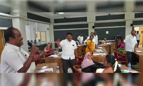 தாராபுரம் நகராட்சி கூட்டத்தில் தி.மு.க.-அ.தி.மு.க. கவுன்சிலர்கள் வாக்குவாதம்