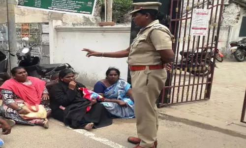 சிதம்பரத்தில் பள்ளி வாசல் முன்பு இளம் பெண் குழந்தையுடன் தர்ணா