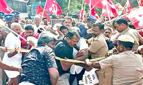 கவர்னர் வருகைக்கு எதிர்ப்பு தெரிவித்து மார்க்சிஸ்ட் கம்யூனிஸ்டு கட்சியினர் கருப்பு கொடி காட்ட முயற்சி- 70 பேர் கைது