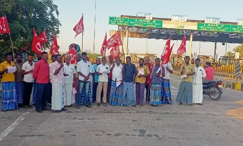 சுங்கச்சாவடி கட்டண உயர்வை திரும்ப பெறக்கோரி சி.ஐ.டி.யூ.வினர் ஆர்ப்பாட்டம்