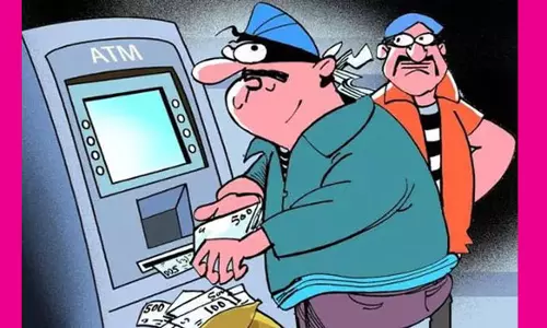 அரசு அதிகாரியின் ஏ.டி.எம். கார்டை திருடி பணம் கொள்ளை