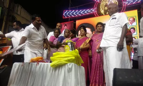 மு.க.ஸ்டாலின் பிறந்த நாளையொட்டி ஏழைகளுக்கு நலத்திட்ட உதவி- வரலட்சுமி மதுசூதனன் எம்.எல்.ஏ. வழங்கினார்