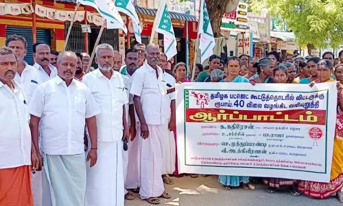 பால் விலையை உயர்த்தக்கோரி உற்பத்தியாளர்கள் போராட்டம்