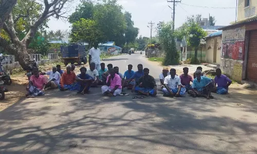 சு.ஆடுதுறை ஊராட்சியில் கோவில் நிலத்தை மீட்க கோரி பொதுமக்கள் சாலை மறியல்