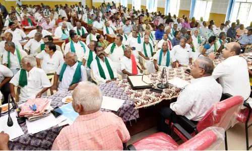 மா விளைச்சல் பாதிப்பு: ஏக்கருக்கு ரூ.30 ஆயிரம் இழப்பீடு வழங்க வேண்டும்