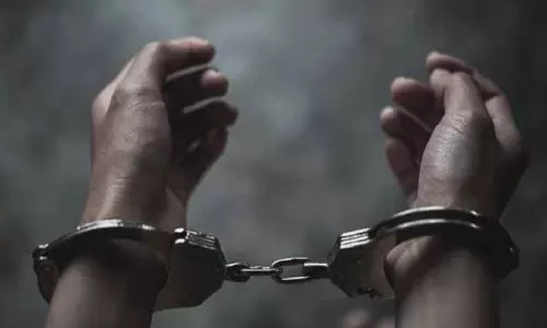 லாட்டரி சீட்டுகள் விற்ற 2 முதியவர்கள் கைது