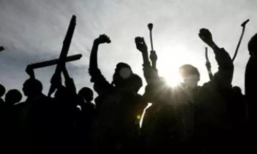 கூட்டுறவு வங்கி பணியாளர்கள் போராட்டம்