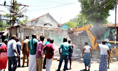 திருப்பத்தூர் அருகே ஊரணி ஆக்கிரமிப்புகள் அகற்றம்