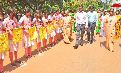 நாகர்கோவிலில் இன்று கல்லூரி மாணவிகள் மஞ்சப்பை விழிப்புணர்வு தொடர் மனித சங்கிலி - கலெக்டர் ஸ்ரீதர் தொடங்கி வைத்தார்