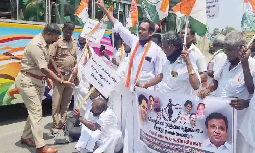 வாயில் கருப்பு துணி கட்டி காங்கிரசார் ஆர்ப்பாட்டம்
