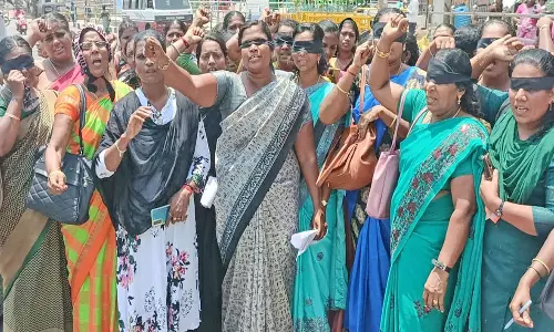 நாகர்கோவிலில் இன்று கண்களில் கருப்பு துணி கட்டி சத்துணவு ஊழியர்கள் நூதன போராட்டம்