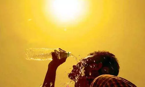 அவசர வேலையின்றி வெளியே செல்வதை தவிர்க்க வேண்டும்