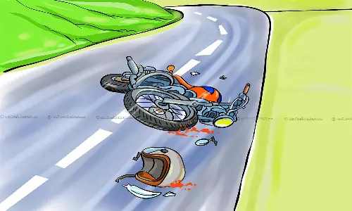 தரைப் பாலத்தின் மீது பைக் மோதி வாலிபர் பலி