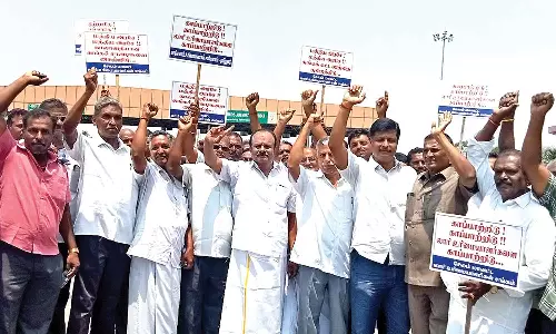 கட்டணம் உயர்வை கண்டித்து சேலம் சுங்கச்சாவடி முன்பு லாரி உரிமையாளர்கள் ஆர்ப்பாட்டம்