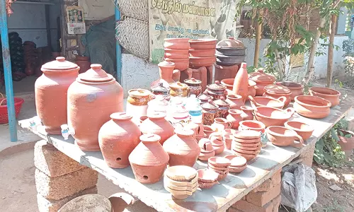 செங்கோட்டை பகுதியில் மண்பானைகள் விற்பனை அமோகம் - நல்லி வைத்த பானைகள் ரூ. 300 முதல் விற்கப்படுகிறது