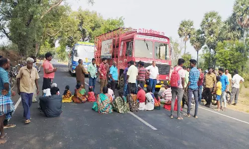 பசுமை பூங்கா அமைக்க எதிர்ப்பு தெரிவித்து விவசாயி குடும்பத்துடன் மறியல்