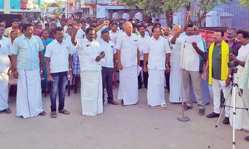 கடையத்தில் கனிமவள கொள்ளையை கண்டித்து கடையடைப்பு - ஆர்ப்பாட்டம்