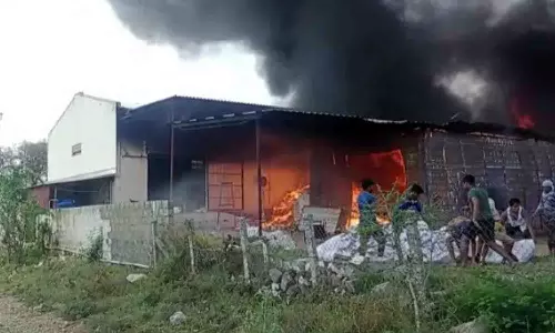 வெள்ளகோவில் நூல் மில்லில் தீ விபத்து - பல லட்சம் பொருட்கள் எரிந்து நாசம்