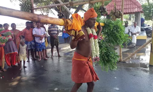 வடுகபாளையத்தில் கண்ணனூர் மாரியம்மன் கோவிலில் மஞ்சள் நீராடல் நிகழ்ச்சி