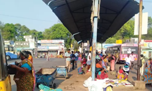 நிழற்குடைகளில் செயல்படும் வளையல் கடைகள் வெயிலில் தவிக்கும் பயணிகள்