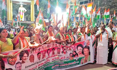 திசையன்விளையில் மகளிர் காங்கிரசார் தீப்பந்தம் ஏந்தி போராட்டம்