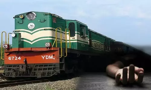 ரெயில் முன் பாய்ந்து வாலிபர் தற்கொலை