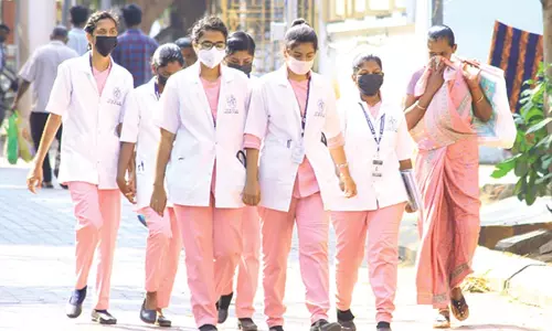நெல்லை, தென்காசி, தூத்துக்குடி அரசு ஆஸ்பத்திரிகளில் முகக்கவசம் அணிந்து சென்ற பொதுமக்கள்