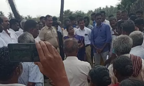 காக்காபாளையம் அருகே பரபரப்பு அரசு நிலத்தில் வைக்கப்பட்ட  சாமி சிலைகள் அகற்றம்