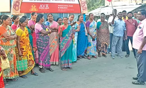 மேட்டூர் நகராட்சியில் ஒப்பந்த தூய்மை பணியாளர்கள் ஆர்ப்பாட்டம்