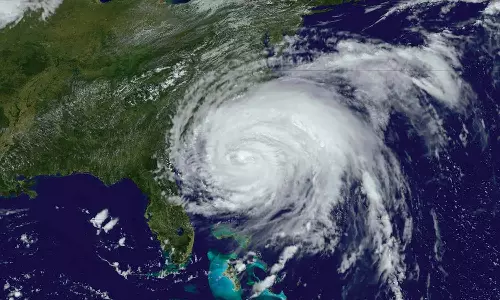 அமெரிக்காவில் சக்தி வாய்ந்த சூறாவளி: 3 பேர் பலி- 50 பேர் மருத்துவமனையில் அனுமதி