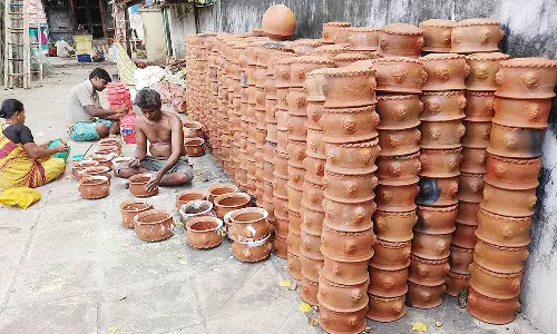 உலக புகழ்பெற்ற மானாமதுரை மண்பாண்டங்கள்- பொங்கல் பரிசு தொகுப்பில் சேர்க்க தொழிலாளர்கள் கோரிக்கை