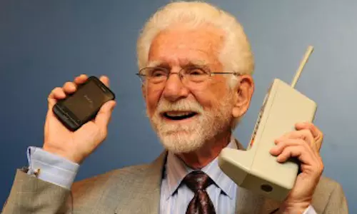 செல்போன் கண்டுபிடித்தவரே இந்த மொபைல் தான் பயன்படுத்துகிறார்... என்ன மாடல் தெரியுமா?