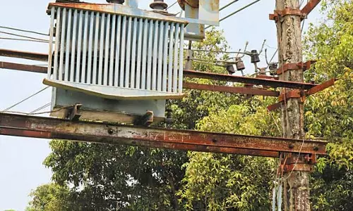 சேதமடைந்த டிரான்ஸ்பார்மர் மின்கம்பத்தை சீரமைக்க பொதுமக்கள் கோரிக்கை