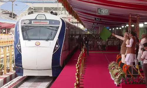 போபால்-டெல்லி வந்தே பாரத் ரெயிலை துவக்கி வைத்தார் பிரதமர் மோடி- மாணவர்களுடன் கலந்துரையாடல்