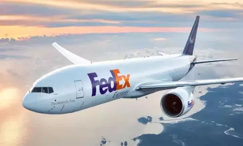 பறவை மோதியதால் டெல்லி விமான நிலையத்தில் அவசரமாக தரையிறக்கப்பட்ட சரக்கு விமானம்