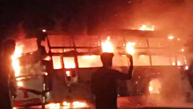 சாத்தூர் அருகே ஆம்னி பஸ் தீப்பிடித்து எரிந்தது- பயணிகள் அதிர்ஷ்டவசமாக உயிர் தப்பினர் சாத்தூர் அருகே ஆம்னி பஸ் தீப்பிடித்து எரிந்தது- பயணிகள் அதிர்ஷ்டவசமாக உயிர் தப்பினர்