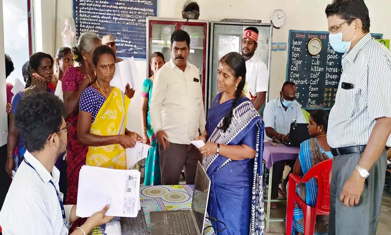 முதல்-அமைச்சரின் மருத்துவ காப்பீட்டு அடையாள அட்டை முகாமில் கலெக்டர் திடீர் ஆய்வு