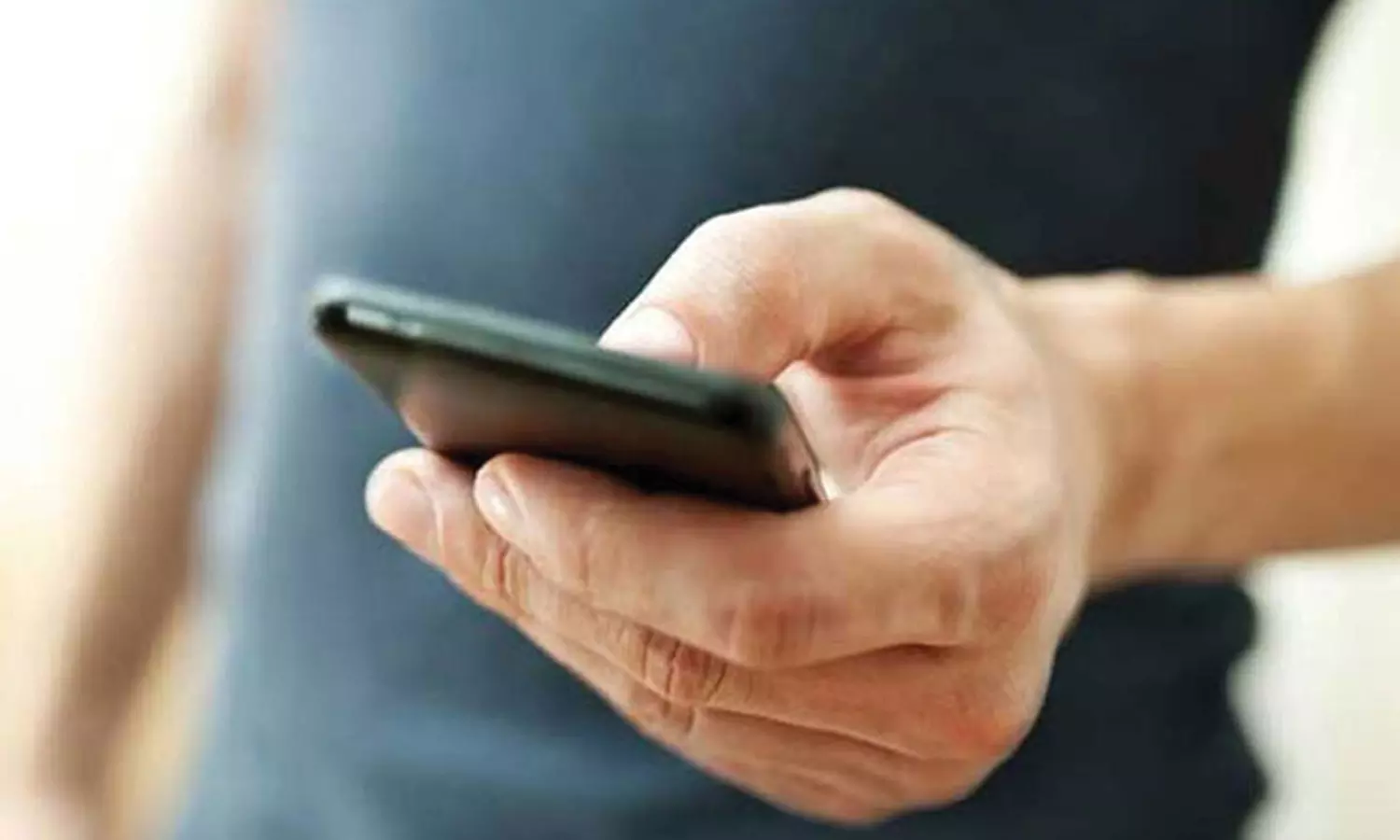 நீதிமன்ற வளாகத்தில் கைதி செல்போனில் பேசிய விவகாரம்: 2 போலீஸ் ஏட்டுகள் சஸ்பெண்டு நீதிமன்ற வளாகத்தில் கைதி செல்போனில் பேசிய விவகாரம்: 2 போலீஸ் ஏட்டுகள் சஸ்பெண்டு