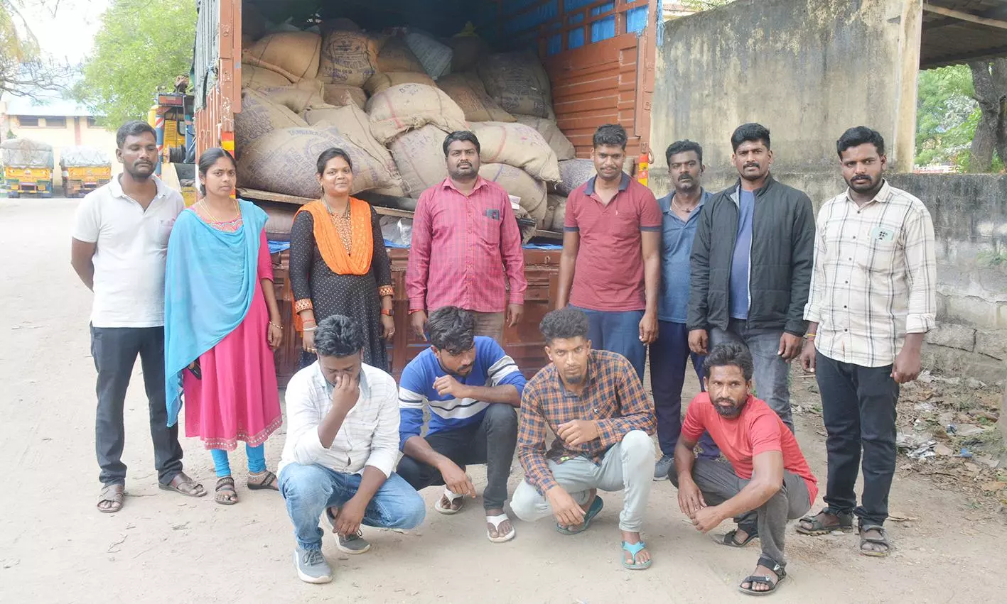 கர்நாடகாவிற்கு கடத்த முயன்ற பெண் உள்பட 5 பேர் கைது கர்நாடகாவிற்கு கடத்த முயன்ற பெண் உள்பட 5 பேர் கைது