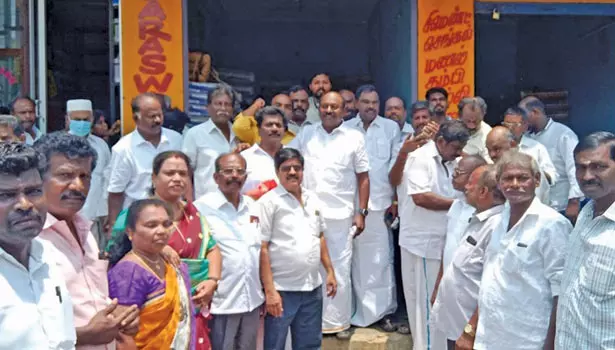 மணலி சேக்காடு வணிகர் சங்கத்தில் வணிகர் தினத்தை முன்னிட்டு கொடியேற்று விழா- விக்கிரமராஜா பங்கேற்பு