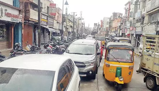 சாலையில் தாறுமாறாக வாகனங்கள் நிறுத்துவதால் காவேரிப்பட்டணத்தில் போக்குவரத்து பாதிப்பு சாலையில் தாறுமாறாக வாகனங்கள் நிறுத்துவதால் காவேரிப்பட்டணத்தில் போக்குவரத்து பாதிப்பு