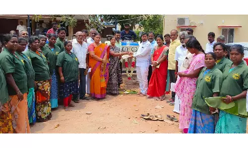 குப்பைகளை சேகரிக்க டிராக்டர்கள்-சேர்மன் உஷா பி.கே.டி முரளி வழங்கினார்