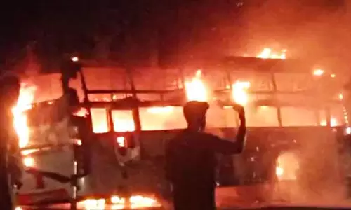 சாத்தூர் அருகே ஆம்னி பஸ் தீப்பிடித்து எரிந்தது- பயணிகள் அதிர்ஷ்டவசமாக உயிர் தப்பினர்