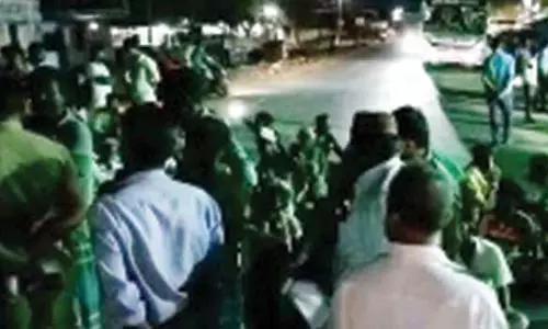 கடலில் வலை விரிப்பதில் நாட்டுப்படகு, விசைப்படகு மீனவர்களிடையே மோதல்- 12 பேர் சிறைப்பிடிப்பு